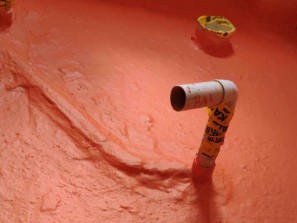 防水層應該做水管上面，還是下面？