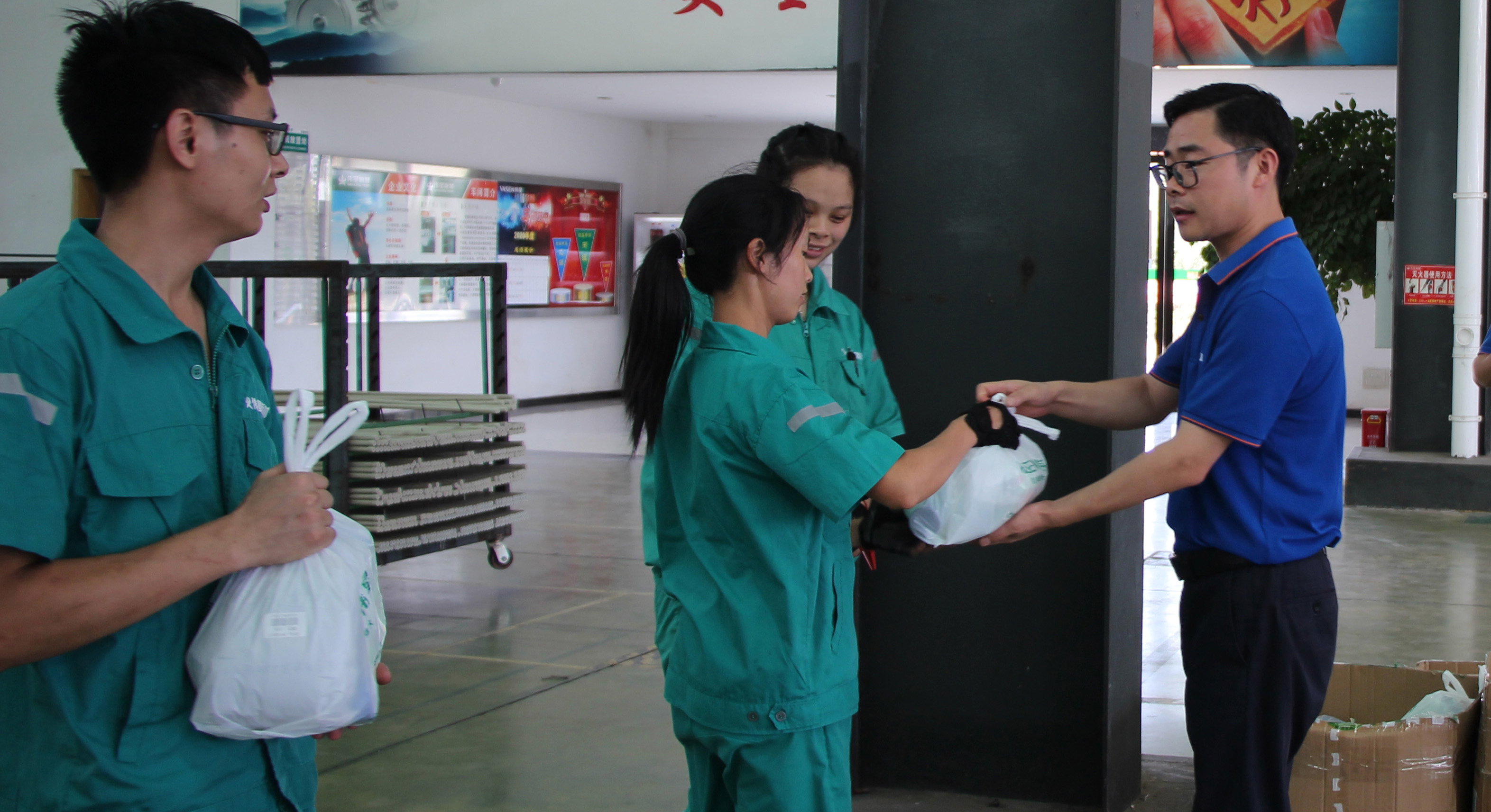 清涼送到一線  關愛沁潤心田